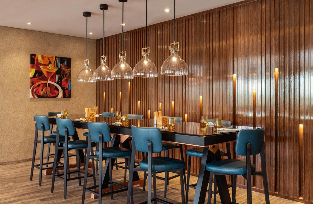 Radisson Dubai Damac Hills Hotel Bagian luar foto