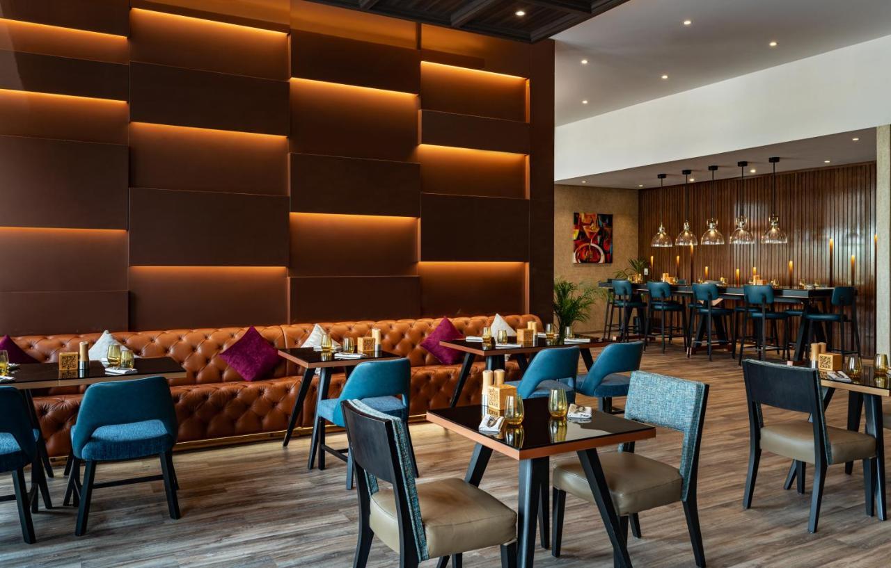 Radisson Dubai Damac Hills Hotel Bagian luar foto