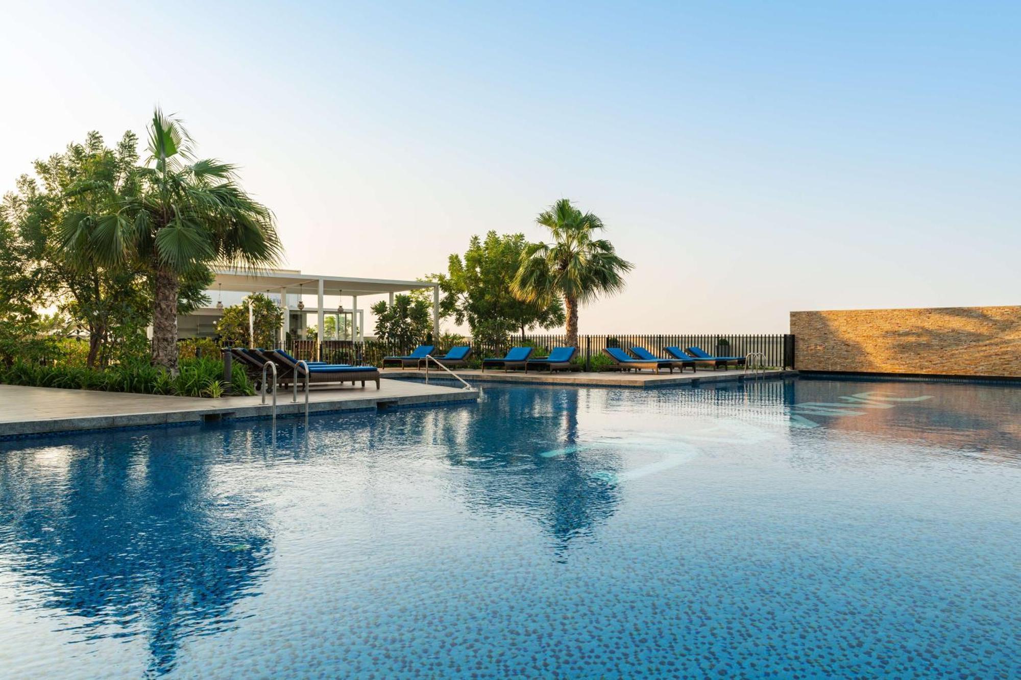 Radisson Dubai Damac Hills Hotel Bagian luar foto