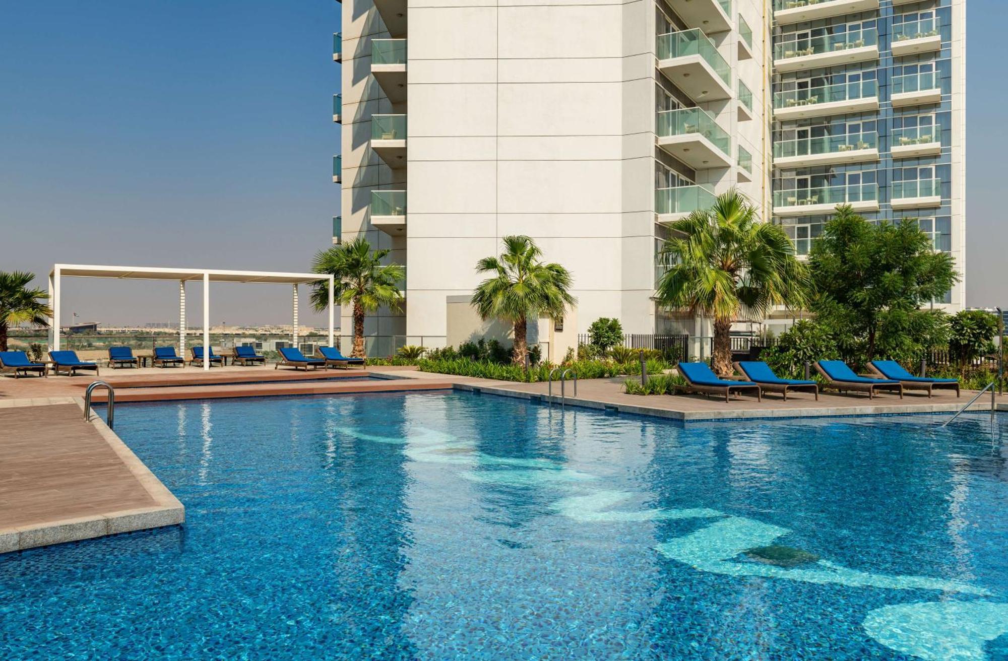 Radisson Dubai Damac Hills Hotel Bagian luar foto