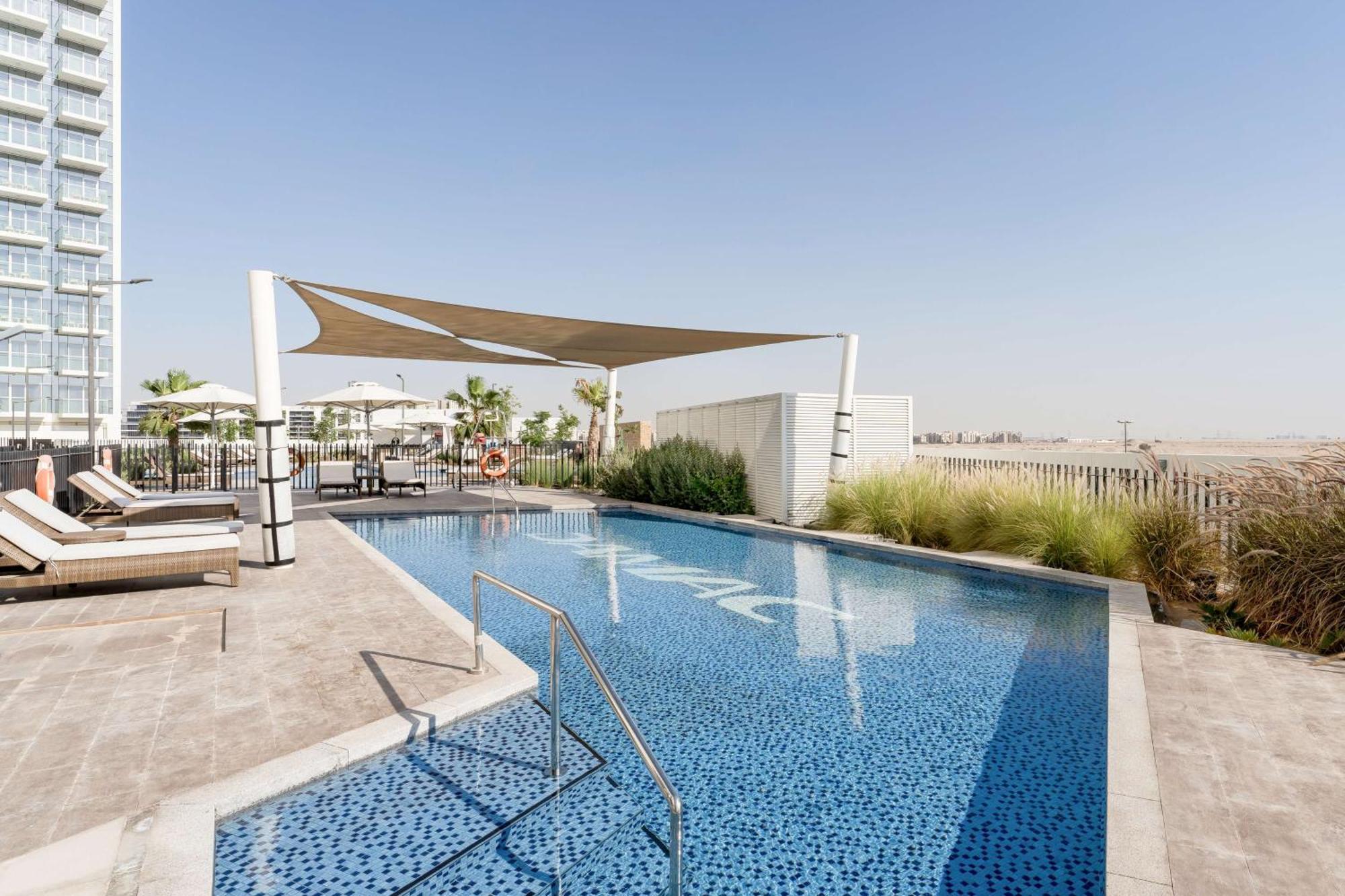 Radisson Dubai Damac Hills Hotel Bagian luar foto