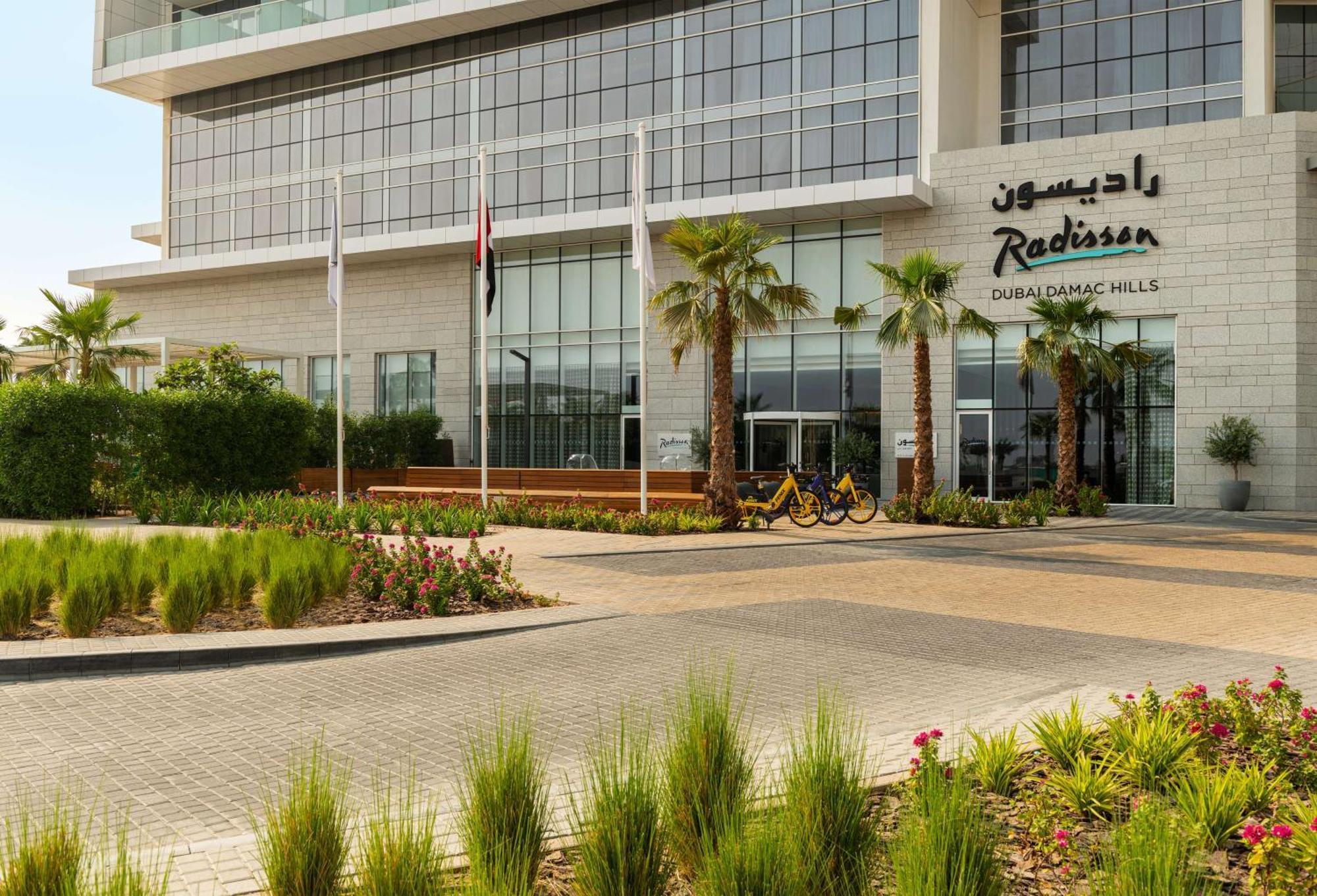 Radisson Dubai Damac Hills Hotel Bagian luar foto