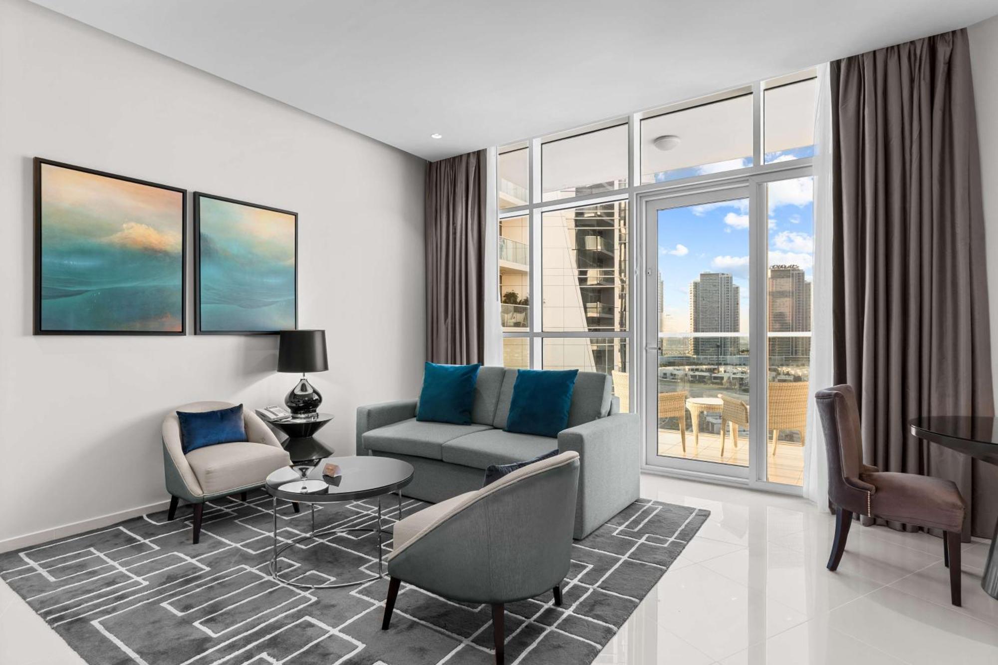 Radisson Dubai Damac Hills Hotel Bagian luar foto