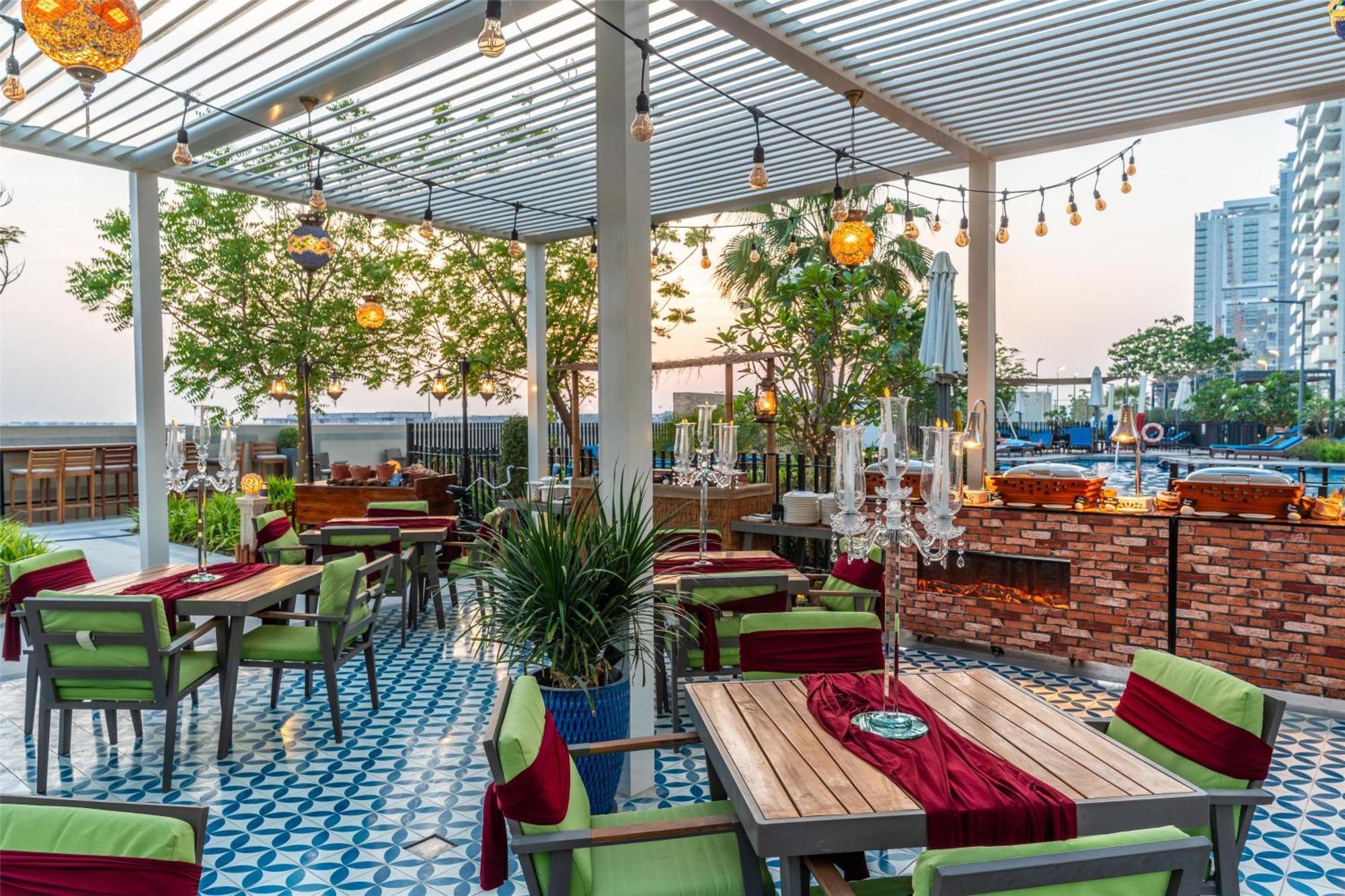 Radisson Dubai Damac Hills Hotel Bagian luar foto